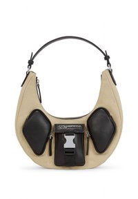 Beige skulderveske i lerret med svarte skinn detaljer, med to glidelåslommer på sidene og en sentral lomme med metallspenne.