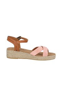 Espadrilles de tobillo de cuero marrón con tiras cruzadas tejidas en rayas melocotón y blancas; suela de plataforma de yute; plantilla suave y texturizada.