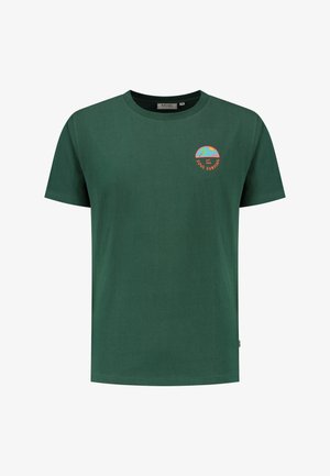 Groene katoenen T-shirt met een ronde halslijn. Heeft een klein, kleurrijk geborduurd ontwerp van een zonsondergang en palmbomen op de borst.