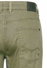 Olijfgroene jeans met een textuurafwerking, met een achterzak en contrasterende stiksels. Inclusief een zwart leren merkpatch boven de tailleband.