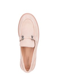 Mocasines de ante rosa claro con punta redondeada, correas decorativas y herrajes en tono plateado, además de un forro interior suave.