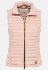 Padded ärmellose Weste in sanftem Pink, mit hohem Kragen, einem Frontreißverschluss mit braunem Lederziehband und horizontalem Steppmuster.