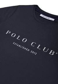 Námořnická modrá bavlněná tričko s kulatým výstřihem; na přední straně nápisy "POLO CLUB" a "ESTABLISHED 2012" v bílé barvě.