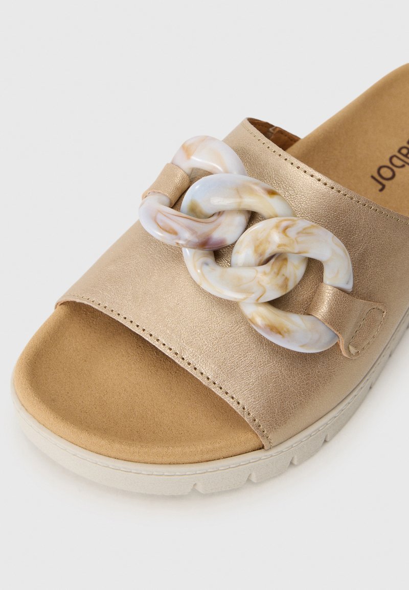 Gouden, faux lederen sandaal met een brede band en een grote, gemarmerde kettingaccent. Gevoerde binnenzool en een gestructureerde zool voor grip.