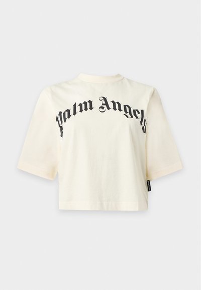 Off-white cropped t-shirt με κοντά μανίκια και την επιγραφή "Palm Angels" σε μαύρη γοτθική γραμματοσειρά στο στήθος και μια μικρή μαύρη πλευρική ετικέτα.