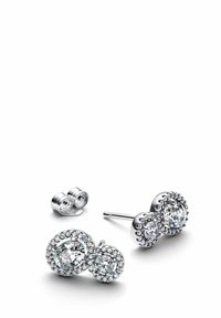 Orecchini a perno in argento che presentano due gemme trasparenti rotonde circondate da piccoli cristalli trasparenti in un design a halo circolare.