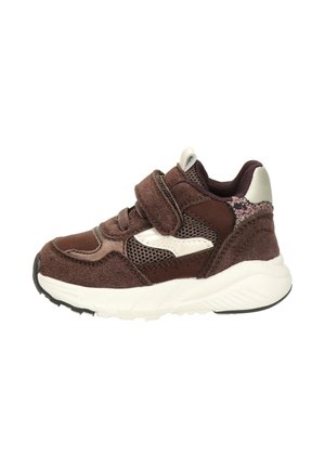Bruine kindersneaker met witte zool, mesh- en suèdepanelen, een klittenbandsluiting en glinsterdetail op de hiel.