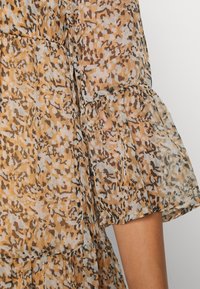 Vero Moda Petite VMKAY 3/4 SHORT DRESS - Vestido de dia - tan