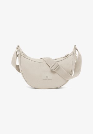 Beige måneformet crossbody taske med justerbar rem og lynlås, med subtilt Johnny Urban logo på fronten.
