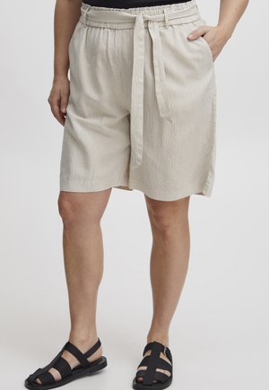 Beige gestreifte Shorts mit einem Bindegürtel, gefaltetem Vorderteil und seitlichen Taschen. Getragen mit schwarzen sportlichen Sandalen. Glatte Textur und lässiges Design.