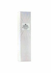 Voluspa Bourbon Vanille duftdiffusor i en høj, hvid, struktureret æske med et geometrisk mønster og gyldne pletter. Rektangulær etiket i midten.