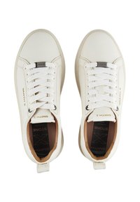 Sneakers bianchi in pelle con chiusura a lacci, una superficie liscia, dettagli marroni all'interno e logo in rilievo sui lati.