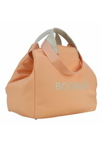 Torba tote w kolorze brzoskwiniowym z miękką, teksturowaną powierzchnią. Posiada jasnoszare uchwyty oraz wytłoczone logo "BOGNER" po jednej stronie.