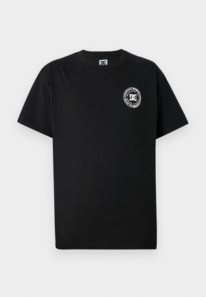 Zwarte katoenen t-shirt met korte mouwen, ronde hals en een cirkelvormig wit logo op het linker borstgedeelte. Gladde textuur en basisontwerp.