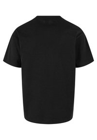 Sort t-shirt med korte ærmer, der har en rund hals, en glat stofstruktur og en rektangulær silhuet uden synlige mønstre eller grafik.