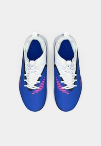 Μπλε αθλητικά παπούτσια με λευκές λεπτομέρειες, υφασμάτινο πάνω μέρος, χαρακτηριστικές ροζ λεπτομέρειες και μαύρη επένδυση. Διαθέτουν λευκές κορδόνες και στρογγυλή μύτη.