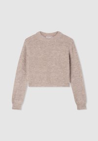 Beżowy, dziany, krótki sweter z długim rękawem, z prążkowanym okrągłym dekoltem i mankietami, ułożony na jasnoszarym tle.