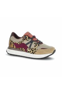 Sneaker con stampa leopardata che presenta materiali misti, inclusi accenti beige, bordeaux e marrone, con una suola testurizzata e design con lacci.