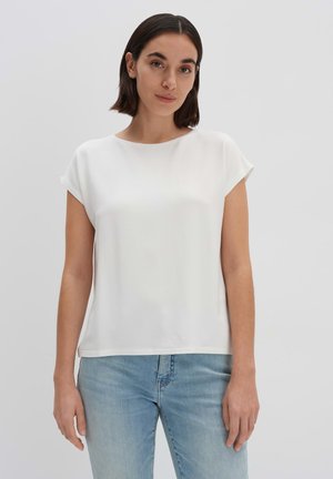 Weißes Kurzarmshirt mit Rundhalsausschnitt, glatter Textur, lässiger Schnitt, kombiniert mit hellblauen Jeans. Minimalistisches Design, keine Muster.