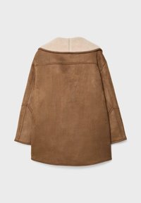Hnedý semišový kabát s krémovým golierom, s jednoduchým, nezdobeným dizajnom a neukončeným lemom. Textúrovaná tkanina s širokými rukávmi.