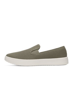 Slip-On-Sneaker mit strukturiertem, olivgrünem Strickobermaterial und dicker weißer Gummisohle, seitlich auf weißem Hintergrund dargestellt.