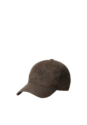 Donkerbruine baseballpet van textuurstof met een gebogen klep en bovenste knoop tegen een witte achtergrond.