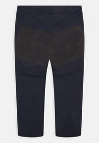 Tamno plave hlače s kontrastnim tamnim panelom na donjem dijelu leđa i bočnim džepovima. Glatka tekstura s krojem po mjeri i detaljima šavova.