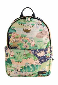 Moomin témájú hátizsák, puha, texturált szövetből készült. Zöld, mintás dizájnnal rendelkezik, amely vidám karaktereket, fákat és tájakat ábrázol.
