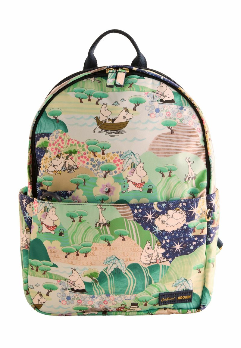 Moomin témájú hátizsák, puha, texturált szövetből készült. Zöld, mintás dizájnnal rendelkezik, amely vidám karaktereket, fákat és tájakat ábrázol.