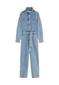 Combinaison en denim bleu clair à manches longues, boutonnée sur le devant, col montant et ceinture en tissu assortie à la taille.
