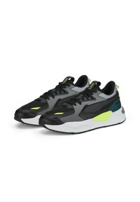 Sneaker sportive grigie e nere con tomaia texturizzata, pannelli in rete, dettagli giallo neon e una suola intermedia bianca con battistrada decorato.
