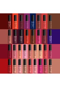 Collezione di NYX Soft Matte Lip Cream in vari colori esposti in segmenti rettangolari, con tappi neri e dettagli sull'etichetta.