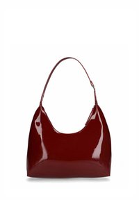 Sac à épaule en cuir verni rouge avec une texture lisse, une forme courbée et une seule sangle. Doté d'une finition brillante et d'un design minimaliste.