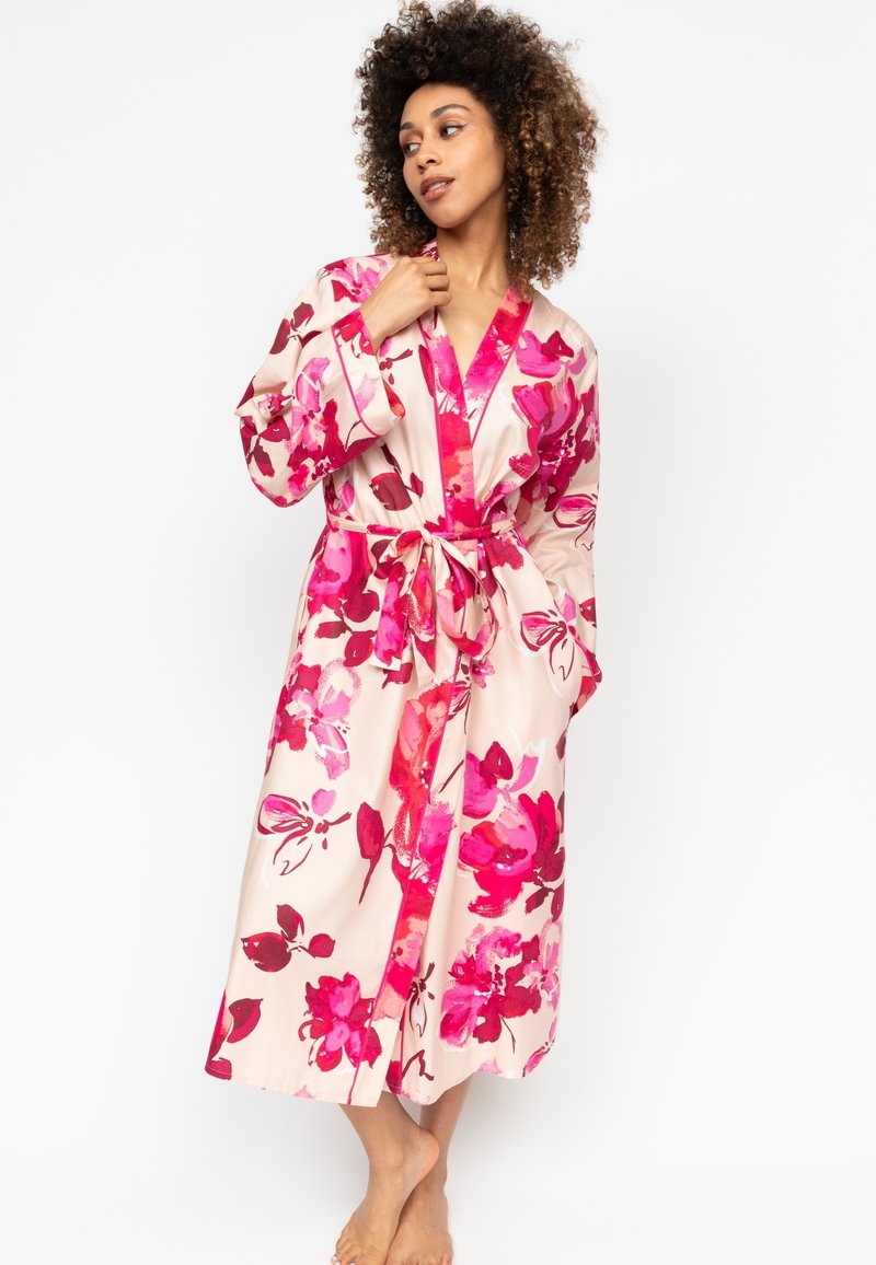 Blumenrobe aus weichem Satin mit rosa und roten Blumenmustern, tailliert, mit weiten Ärmeln und langer Länge.