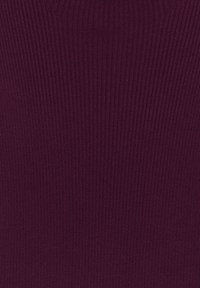 Suéter de pulóver, textura acanalada, color burdeos profundo, tejido ligero, diseño ajustado sin patrones ni adornos.