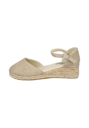 Cuña espadrille beige con puntera cerrada, correa al tobillo con hebilla plateada y suela de cuerda trenzada.