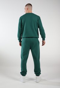 EOSELIO ELEVATE - Jogginghose - evergreen