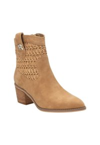 Stivale ankle in suede tan con tomaia in tessuto intrecciato, punta affilata e tacco impilato. Presenta un dettaglio del logo sulla caviglia.