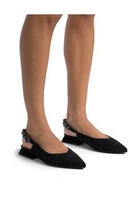 Ballerine slingback in suede nero con punta affusolata e tacco basso e chunky. Presentano dettagli decorativi sul tacco e una superficie liscia e testurizzata.