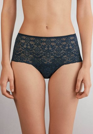 Marineblauwe kanten slip met bloemmotieven en geschulpte randen. Gemaakt van transparant kant, met een zachte textuur en volledige bedekking.