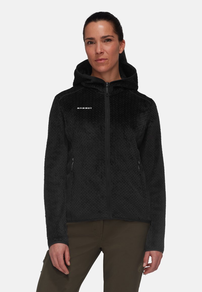Giacca in pile nera con cappuccio, caratterizzata da un motivo testurizzato, chiusura con zip frontale e tasche laterali. Presenta un logo sul petto. Tessuto morbido.