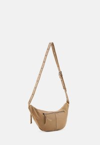 Borsa a spalla in pelle color cuoio con una forma curva, dotata di una tasca frontale con zip e una lunga tracolla regolabile con borchie decorative.