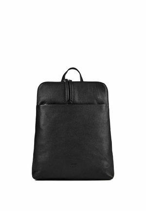 Sac à dos en cuir noir avec une poignée supérieure, fermeture à double zip et une poche avant, présenté sur fond blanc.
