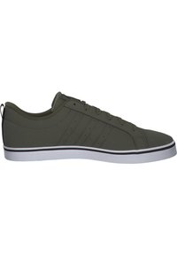 Sneaker verde scuro con tomaia sintetica liscia, sei occhielli metallici, suola bianca e sottili dettagli testurizzati. Chiusura con lacci piatti.