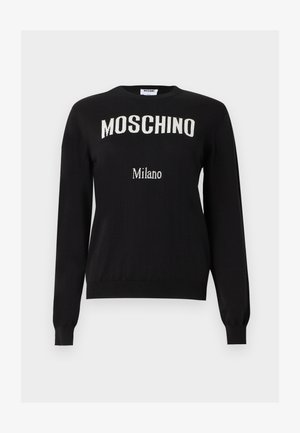 Pull noir à manches longues avec le texte "MOSCHINO" en arc de cercle blanc sur la poitrine et un texte "Milano" plus petit en dessous, col rond, poignets et ourlet côtelés.