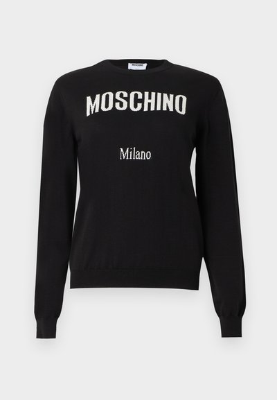 Pull noir à manches longues avec le texte "MOSCHINO" en arc de cercle blanc sur la poitrine et un texte "Milano" plus petit en dessous, col rond, poignets et ourlet côtelés.