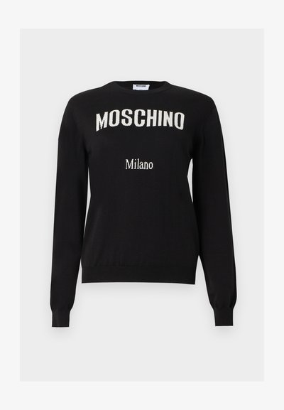 Pull noir à manches longues avec le texte "MOSCHINO" en arc de cercle blanc sur la poitrine et un texte "Milano" plus petit en dessous, col rond, poignets et ourlet côtelés.