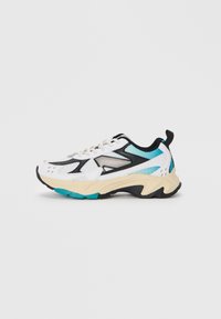 Zapatilla deportiva blanca con detalles en negro y verde aguamarina, parte superior texturizada, diseño con cordones, suela gruesa y estrías distintivas en la suela exterior.