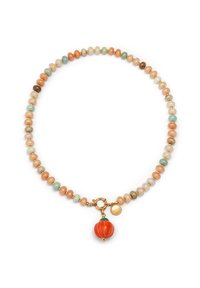 Collar de cuentas con cuentas pastel en melocotón, verde y crema, con un charm de calabaza roja y herrajes dorados.
