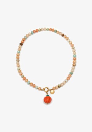 Perlenhalskette mit pastellfarbenen Perlen in Pfirsich, Grün und Creme, einem roten Kürbis-Anhänger und goldfarbenen Beschlägen.